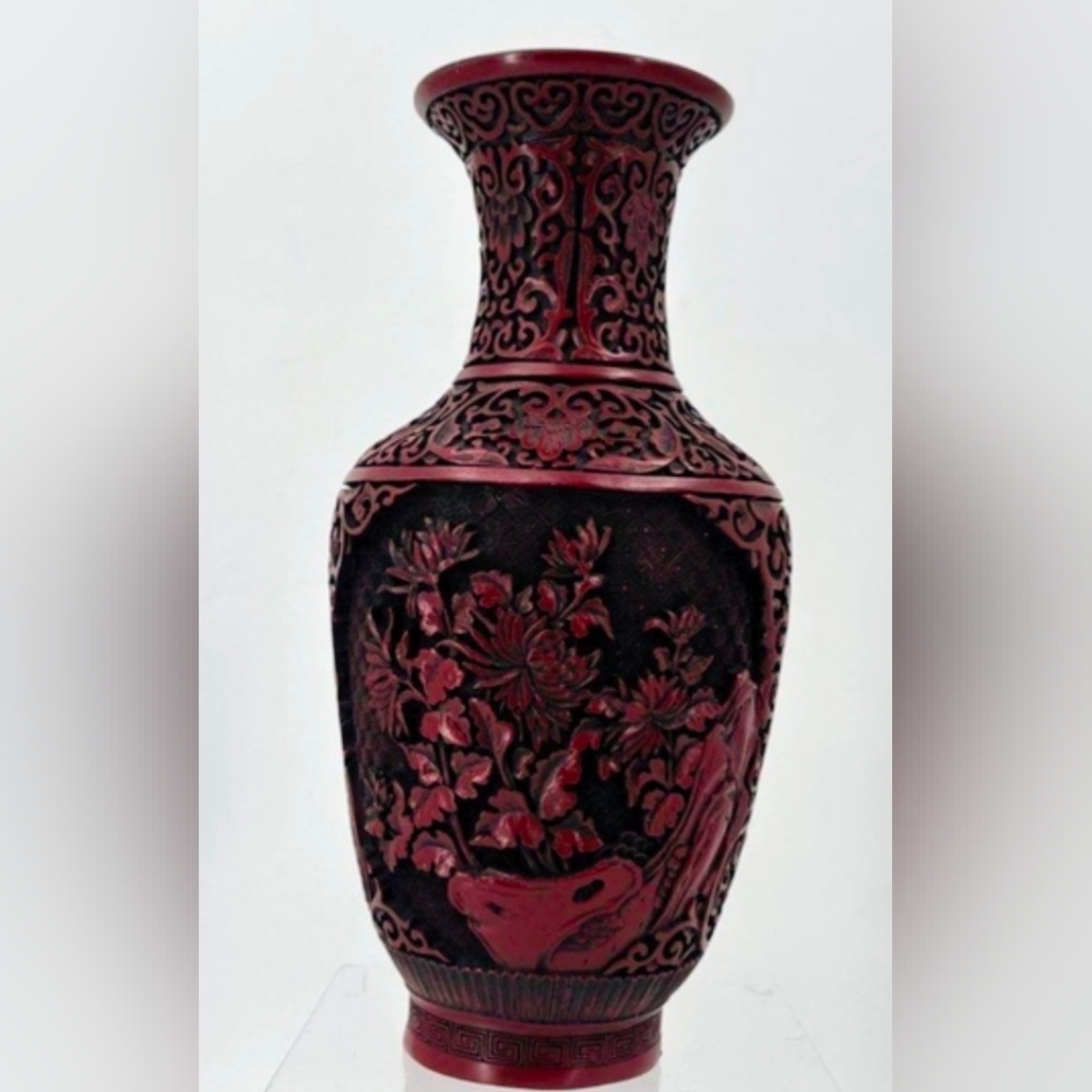 Stunning hand-carved cinnabar lacquer vase